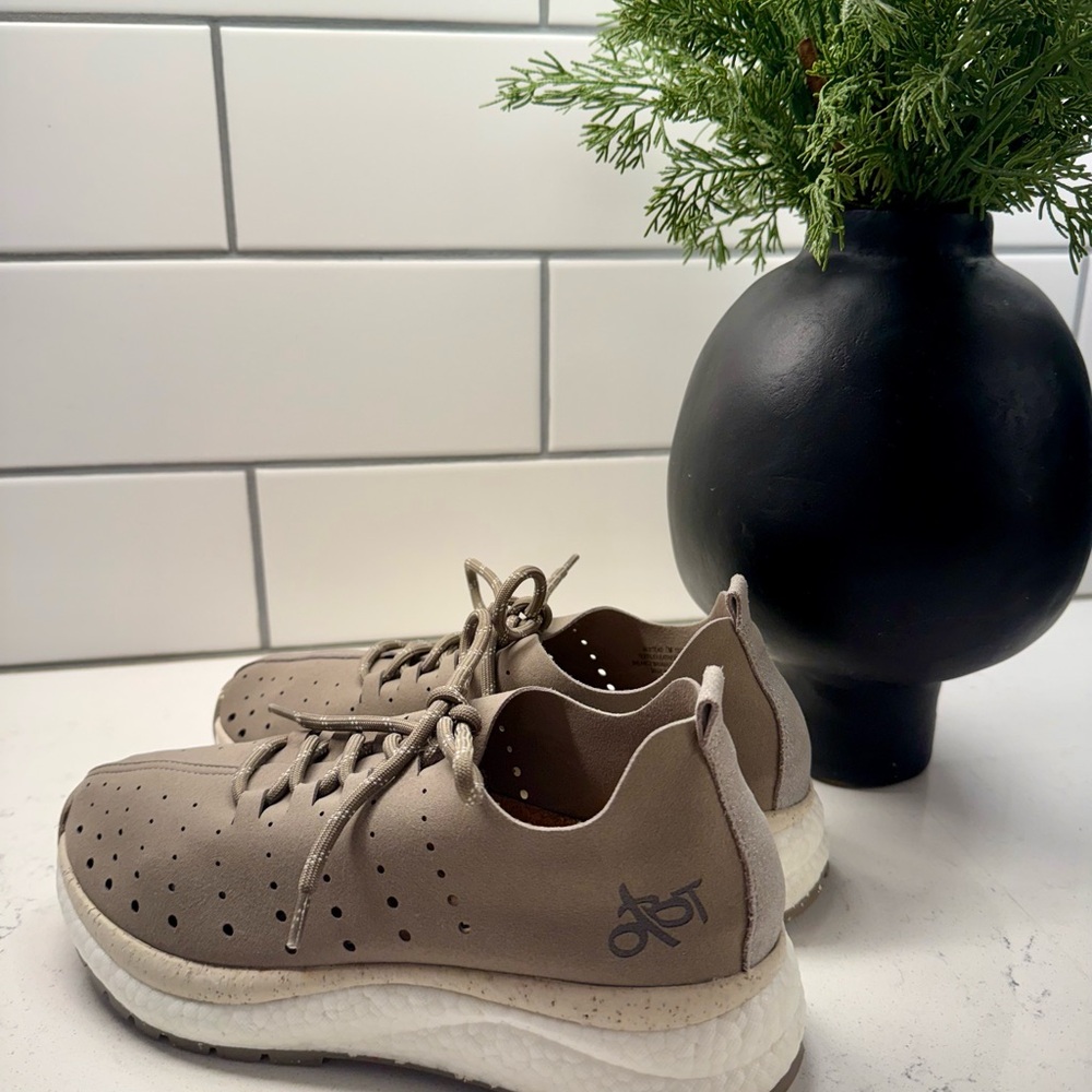 OTBT Women's ALSTEAD Sneaker Size 7 - Picture 5 of 9